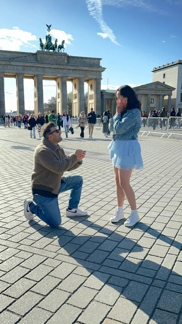 Hakan, Brandenburg Kapısı önünde Beyza'ya evlenme teklifi ederken