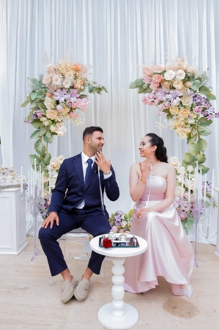 Beyza ve Hakan nişan törenlerinde yüzükleriyle